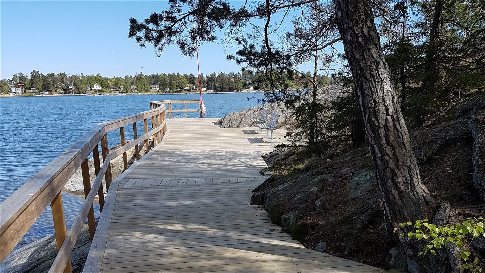 Brygga med badstege mellan Kyttinge och Sättsjö. Foto Lidingö stad.