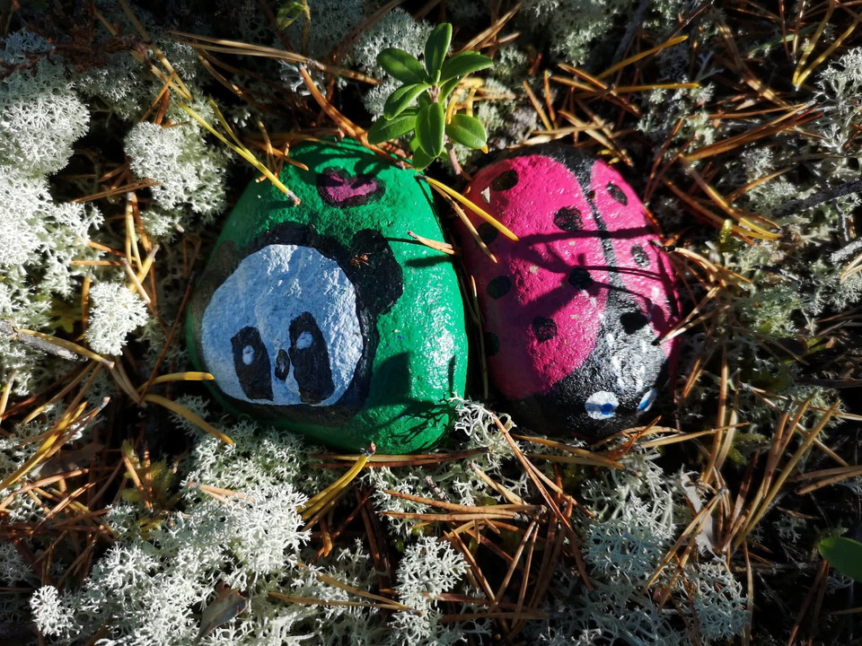 Barnslingan fina stenar och figurer. Finns bingobrickor vid Bratthé