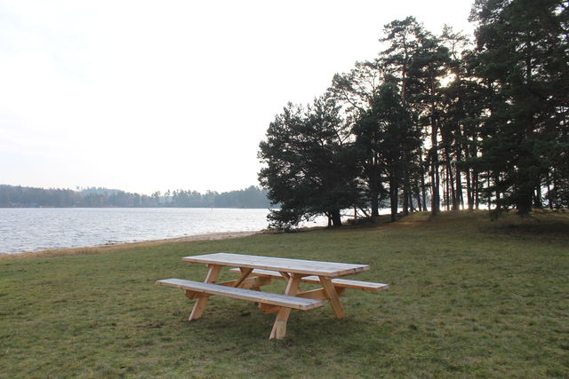 Fikabord vid östra stranden i Brandalsund naturreservat