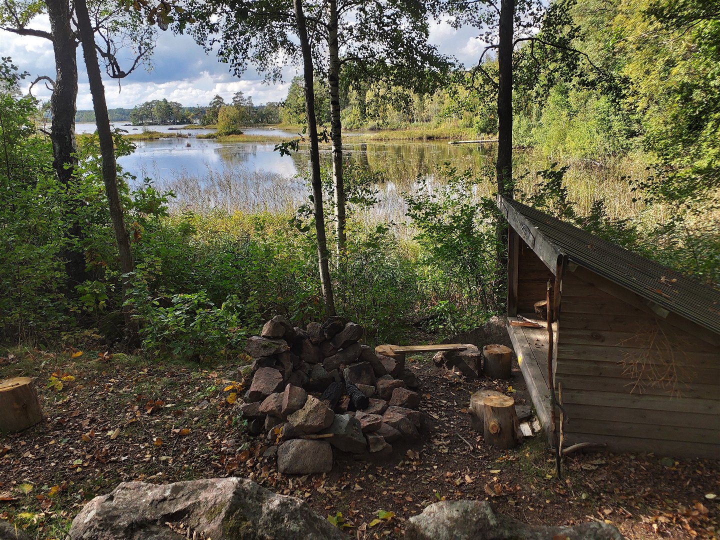 Vindskydd och grillplats vid sjön Stensjön