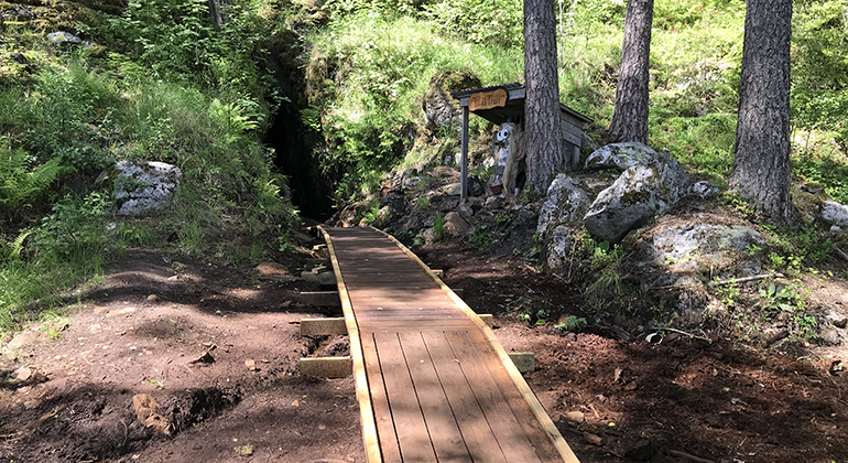 Ingången till Tilas stoll är försedd med spång.