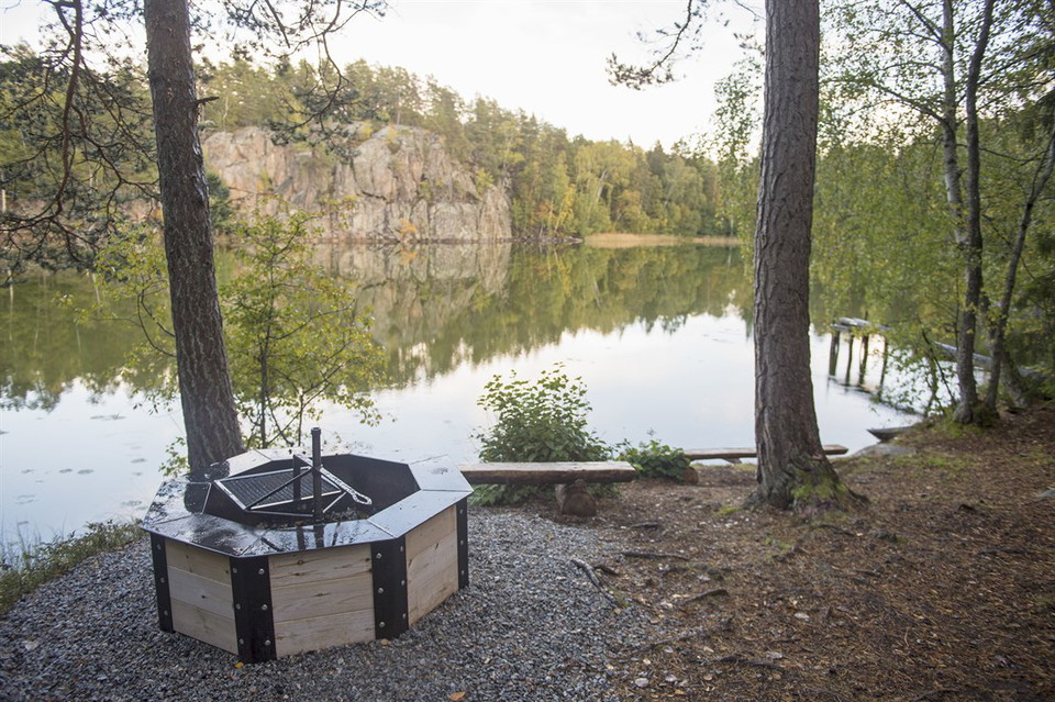 Grillplats vid abborrträsk med utsikt över sjön