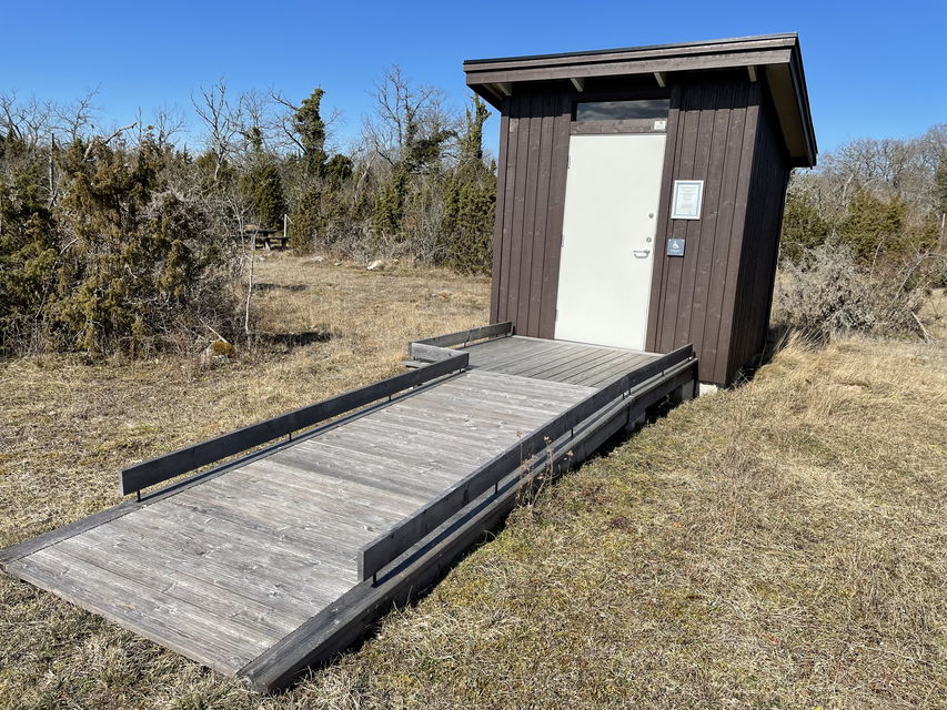 Tillgänglig torrtoalett med ramp