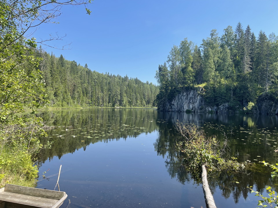 Vy över sjön Jätturn och grottan 