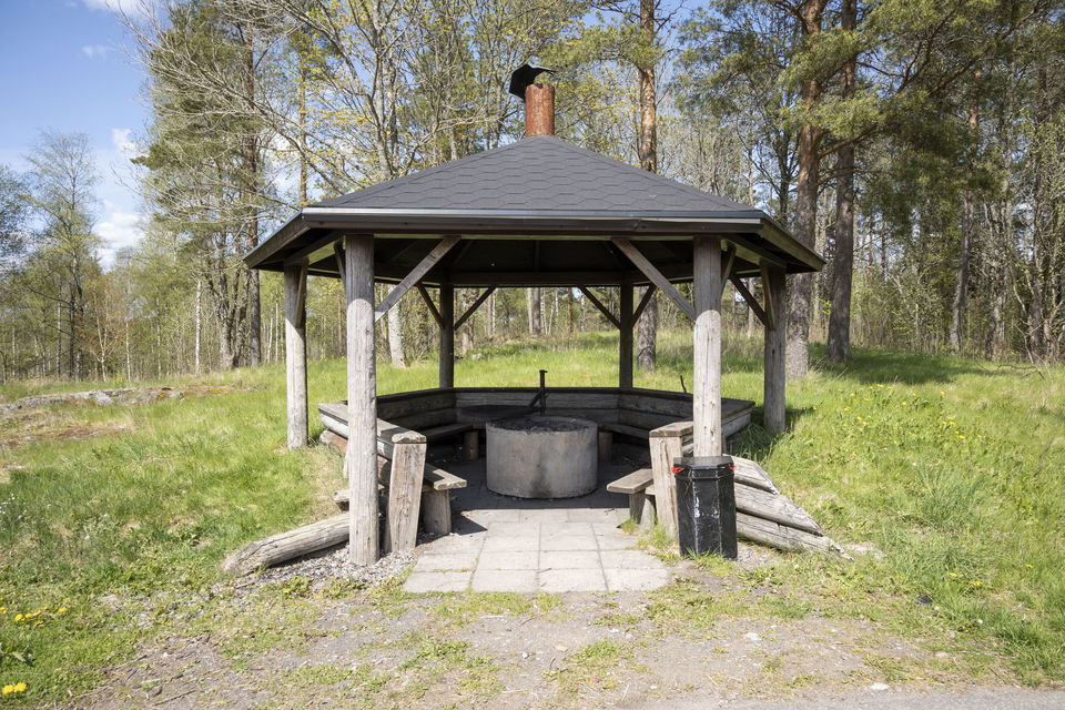 Grillplats med tak vid parkeringen till elljusspår och klubbstuga.