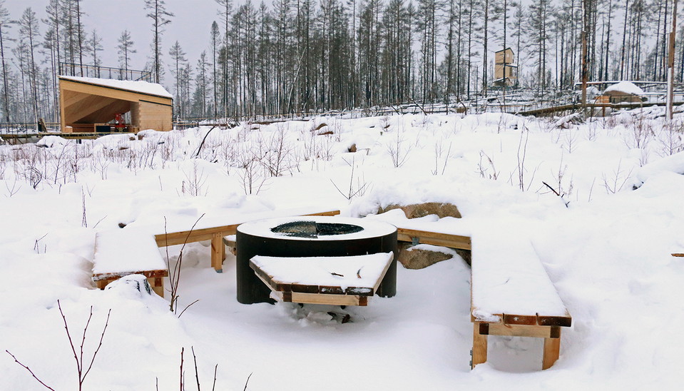 Grillplats med bänkar och avlastningsyta.