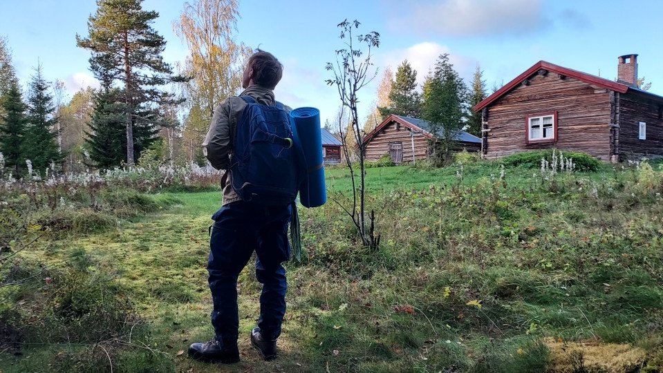 Vandringsleden från Kalvsvallen kommer in från väster på Stensvallen. 
