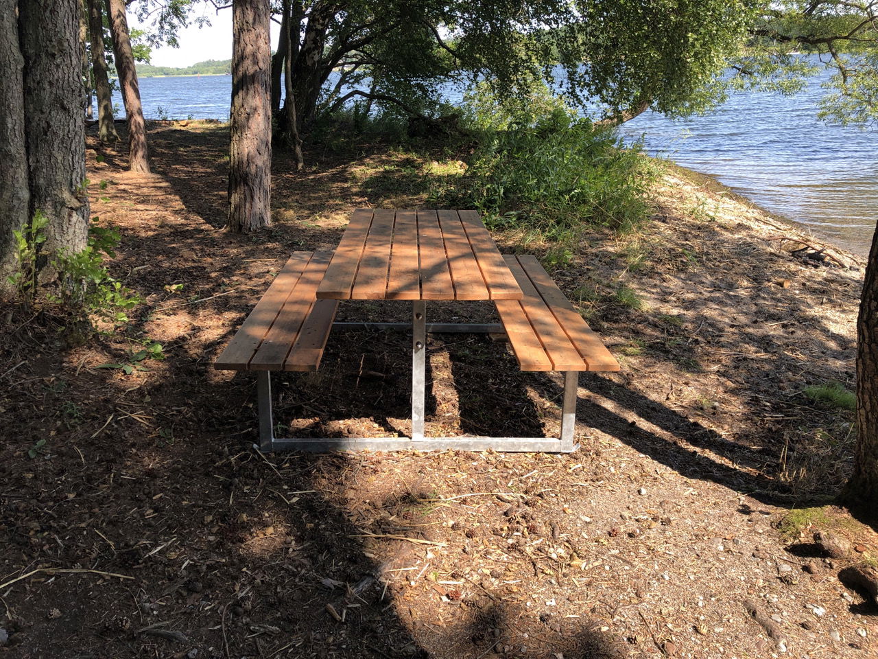 Bänkbord vid rastplats.