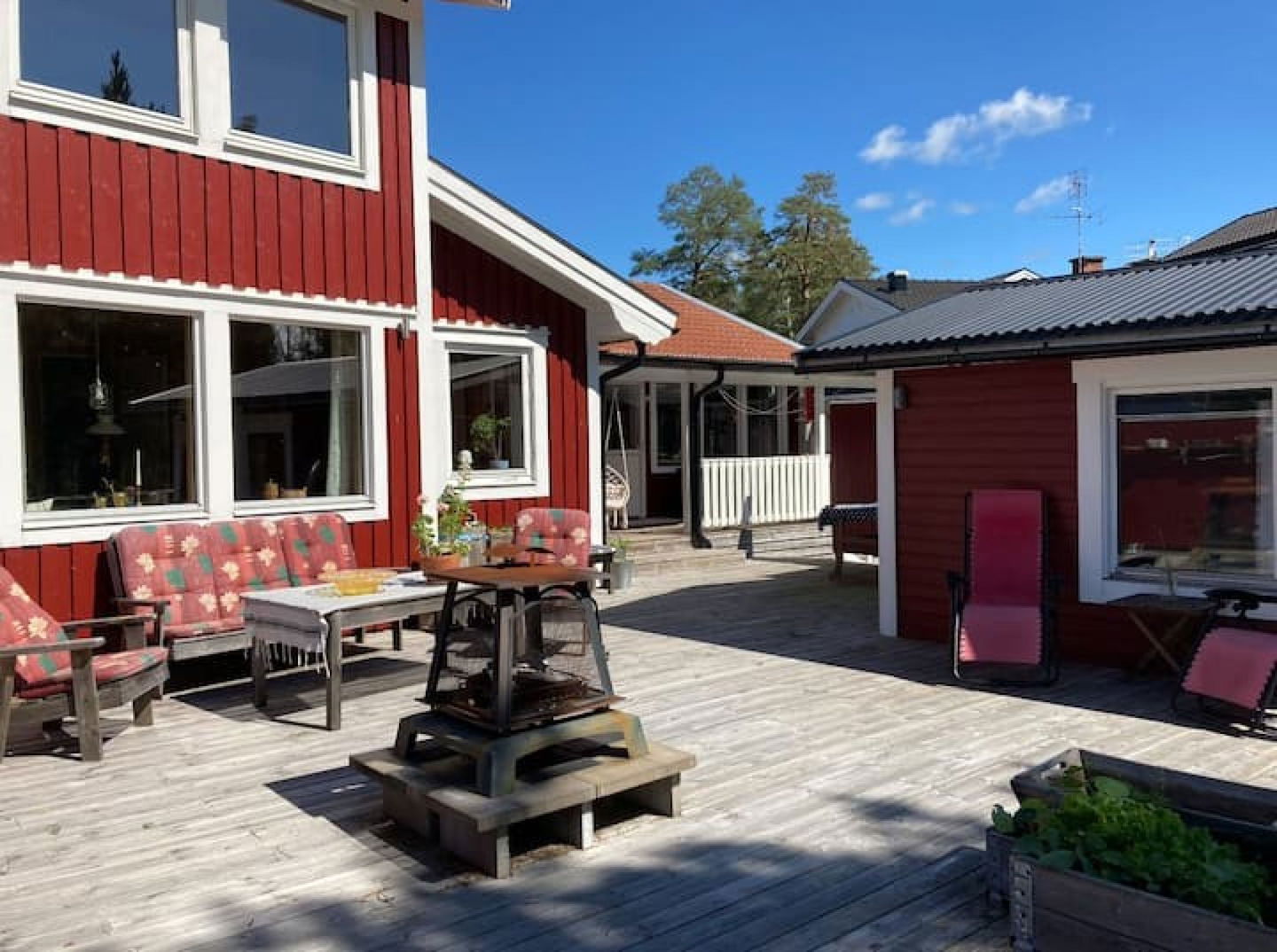 Stor fin uteplats med mycket sol.