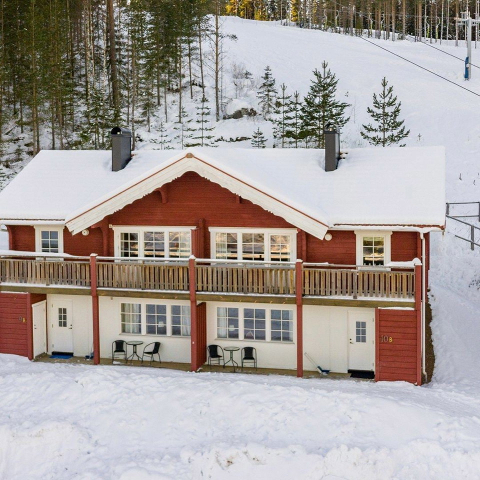 Sjubaddsstugor-pa-bergsluttning-Bjursas-Berg-&_Sjo