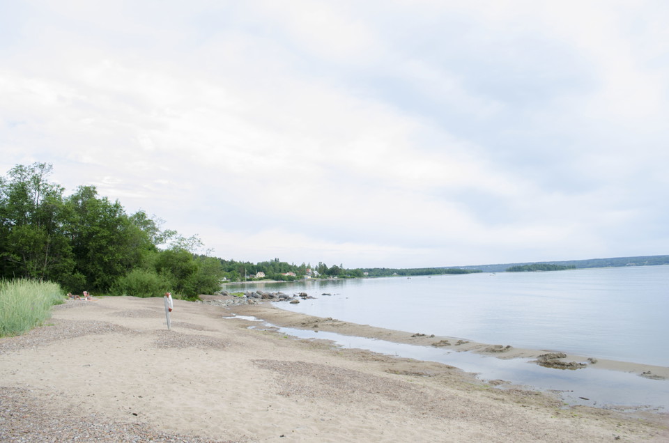 Slädavikens sandstrand med havet som rullar in