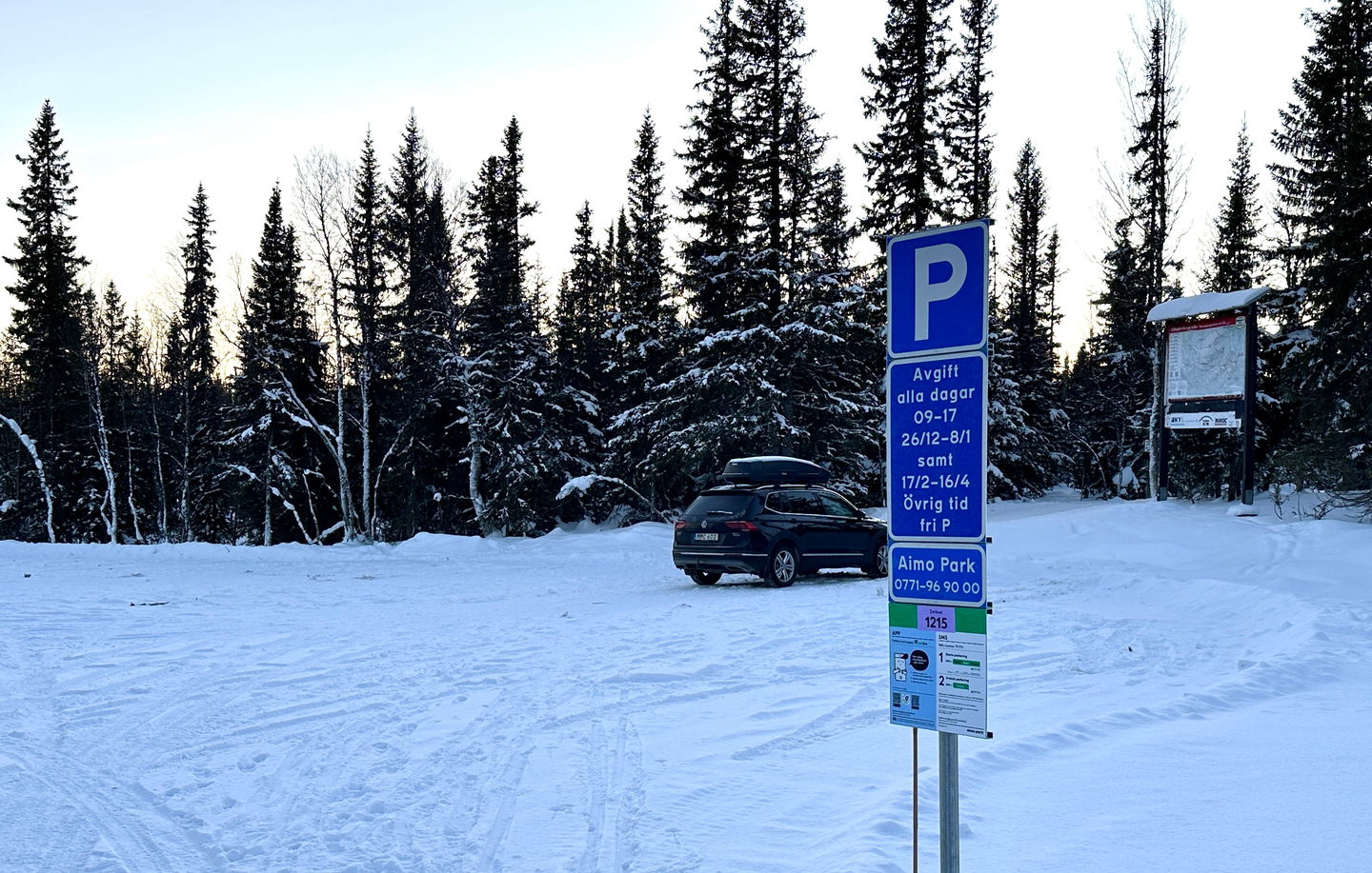 Bil som står parkerad på en parkering som är skyltad med parkeringsbestämmelser