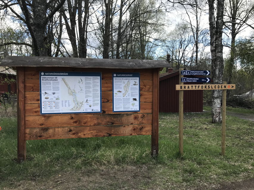 Tavla med information och vägvisningsskyltar