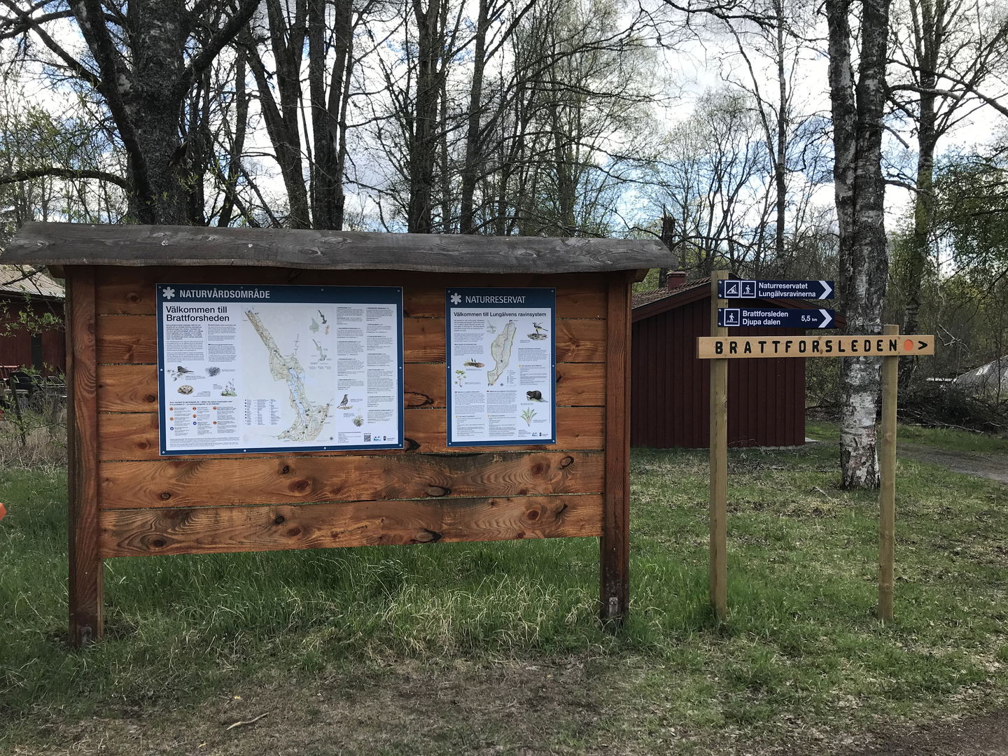 Tavla med information och vägvisningsskyltar