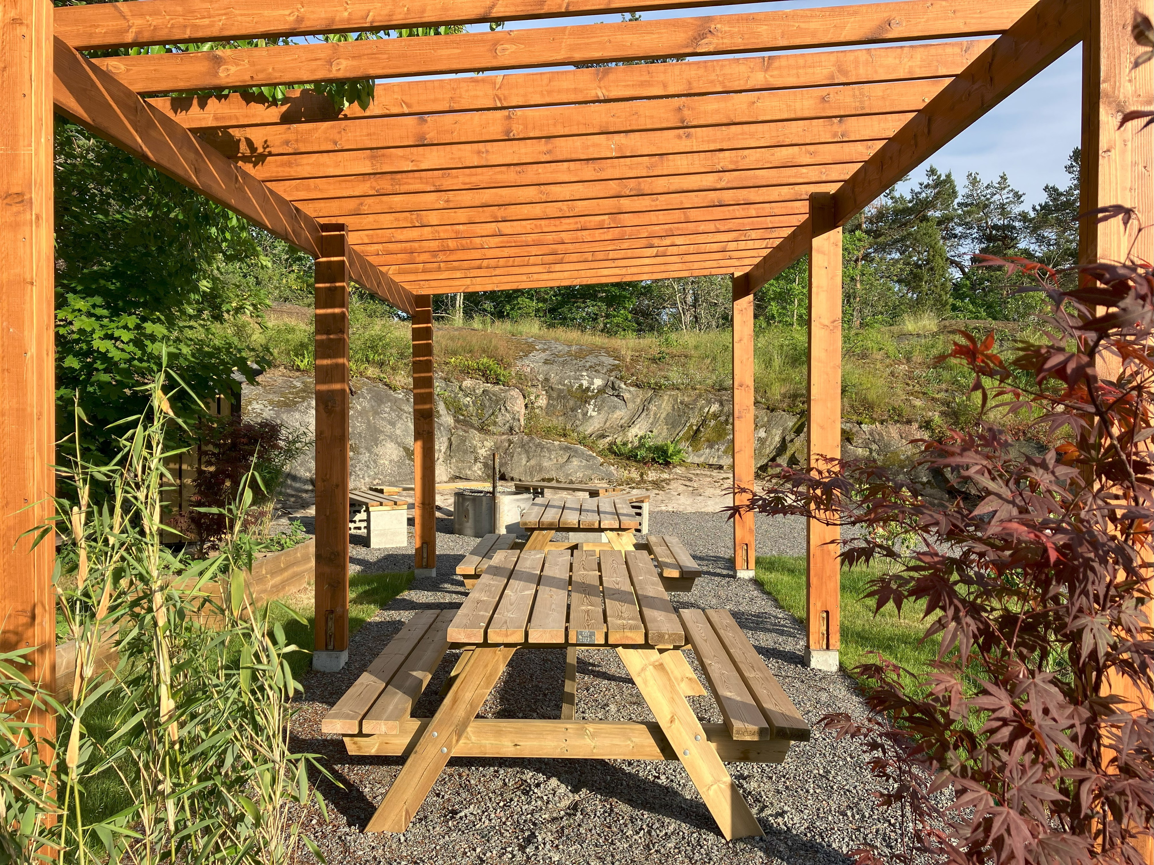 Paviljong och bänkbord