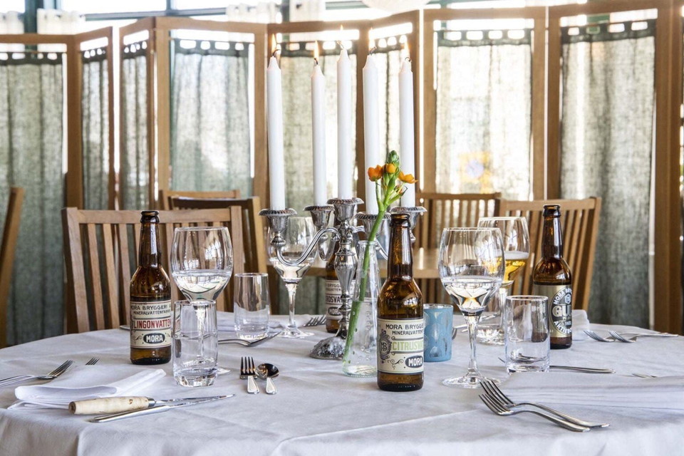 Ett bord med glas och flaskor på.