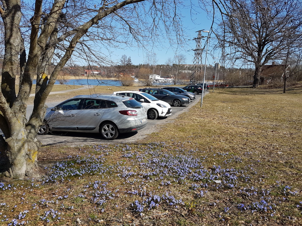 Parkering nedanför Lidingö kyrka. Foto Lidingö stad.