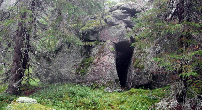 I Kyrkberget kan du kika in i det kluvna flyttblocket som kallas Gudsbergs klosterruin.