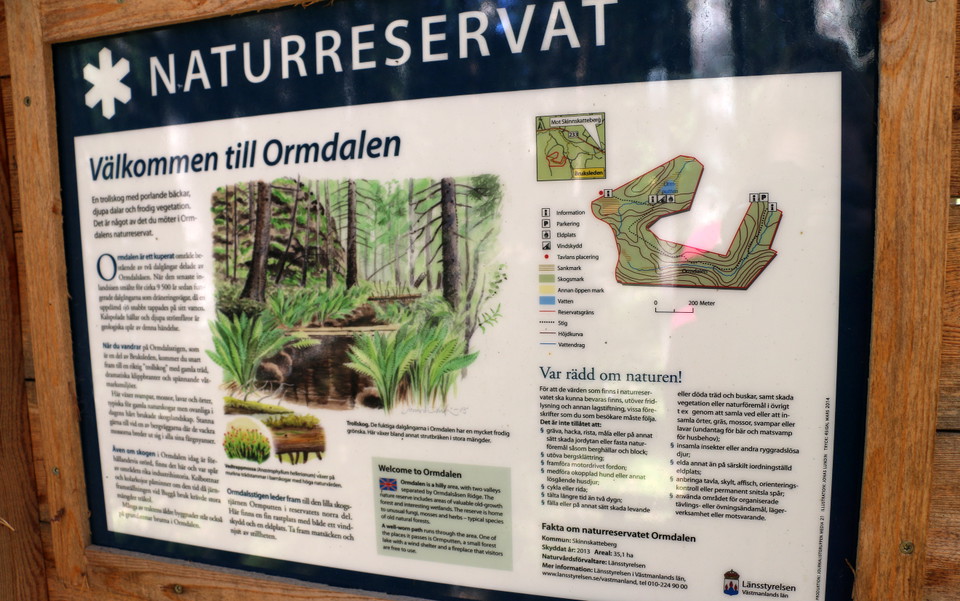 Informationstavla över naturreservatet.