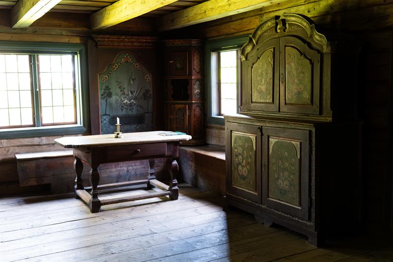 Bord, skap gammelt interiør fra bygdemuseet - malt i ulike motiver