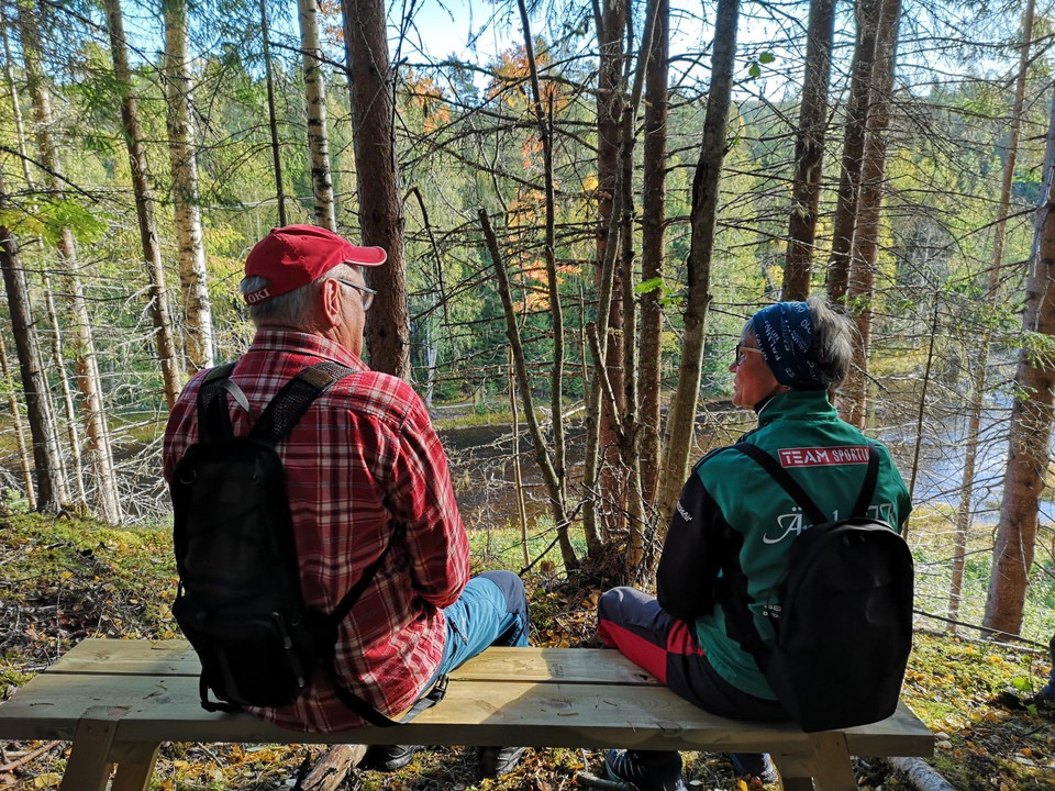 Två Eldsjälar provsitter bänken!