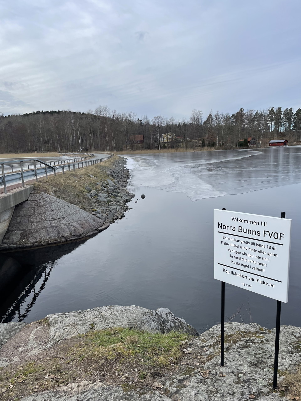 Observera att bilderna är tagen från Norra Bunn på andra sidan vägen och att Norra och södra Bunn utgör två olika fiskevårdsområden.