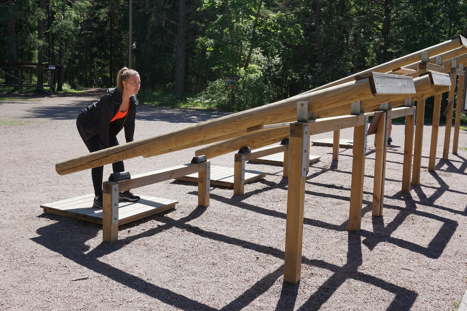 Tjej tränar vid Hemlingby friluftsområdes utegym