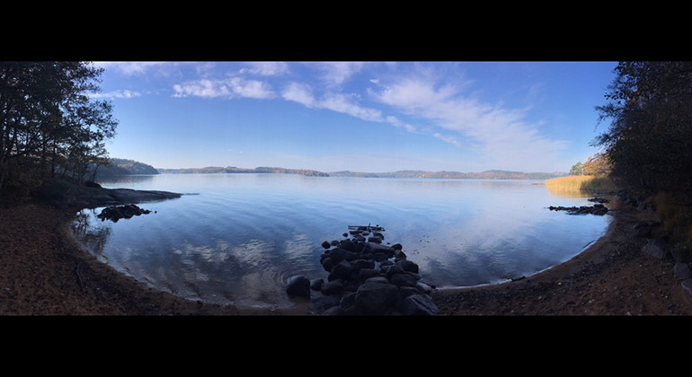 vik med land och vatten