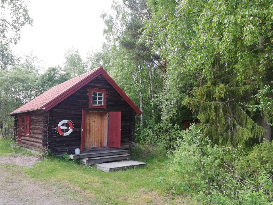 Omklädningsrum i vacker timmerbyggnad