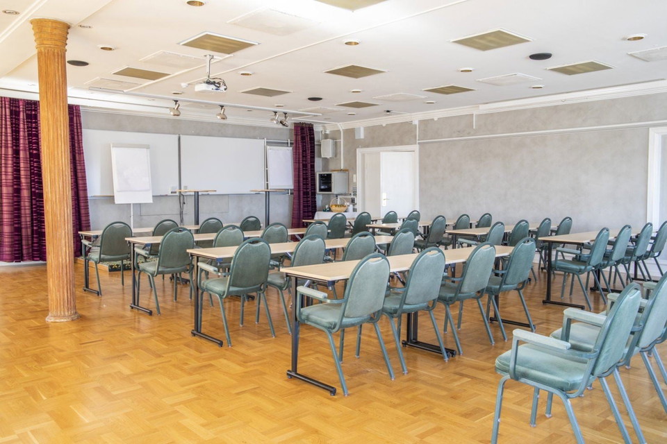 Ett rum med bord och stolar.