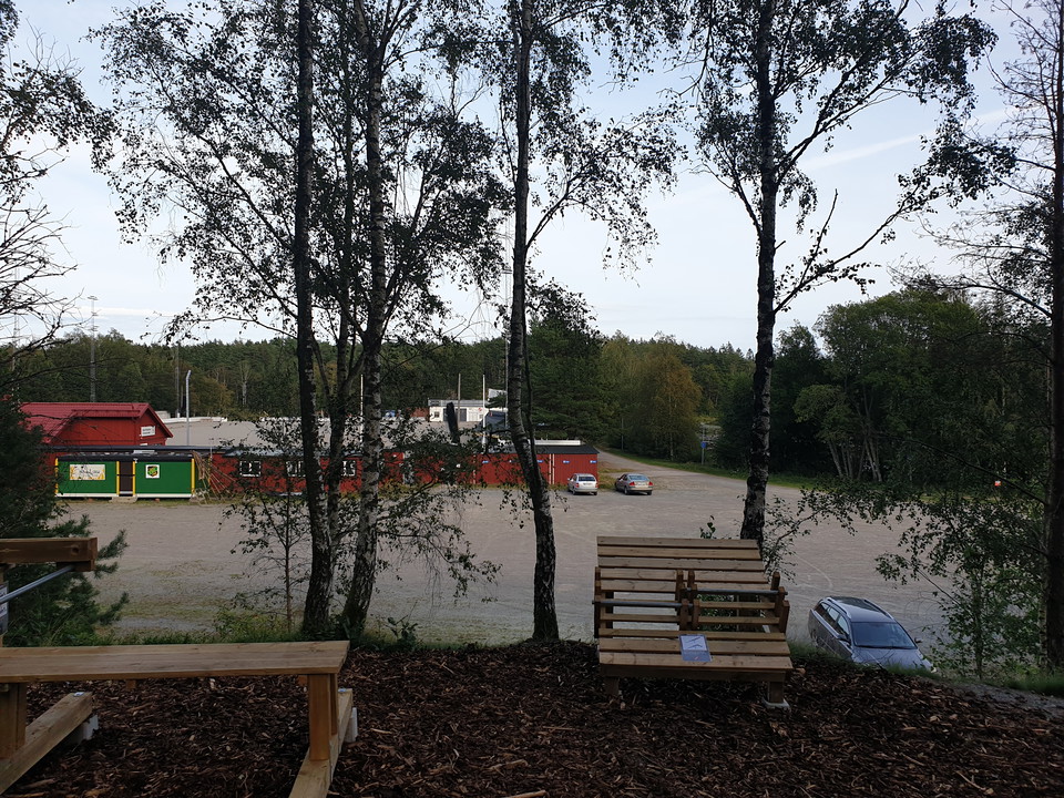 Träningsredskap med utsikt över isbanan