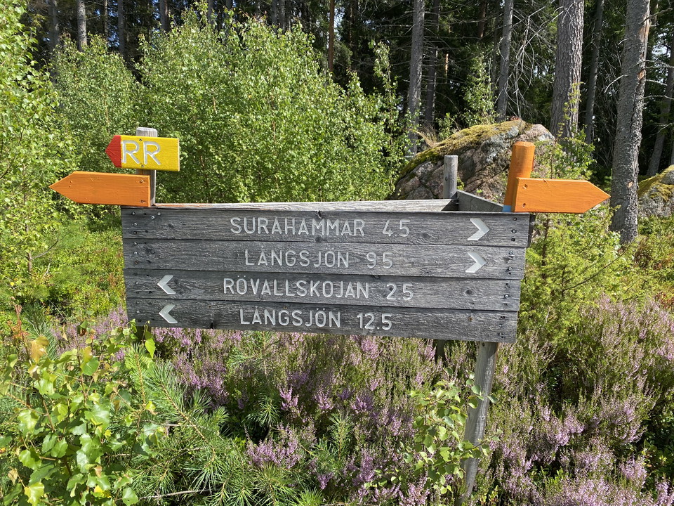 Följ gula skylten RR vid vägskäl