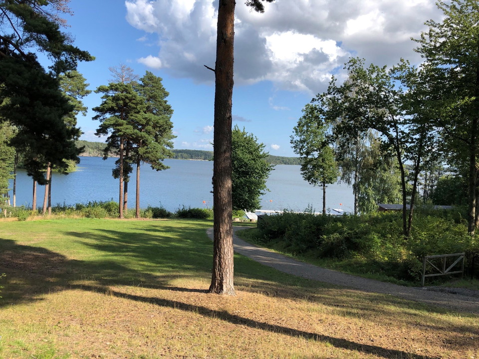Vägen ner mot Mörby badplats