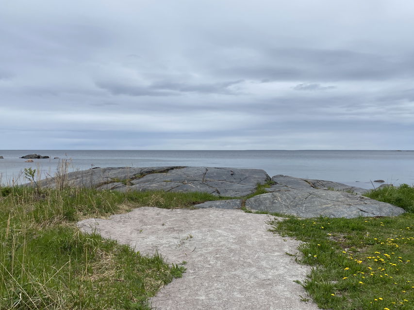 Klippor och utsikt över hav