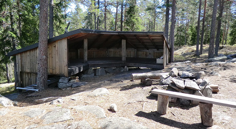 På toppen av berget finns ett vindskydd med eldplats.  