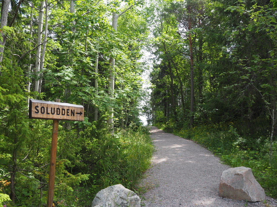 Anvisningsskylt mot rastplats Soludden