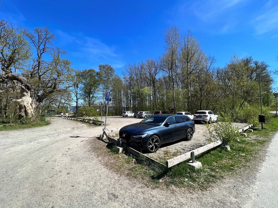 Parkeringen sätt från infarten