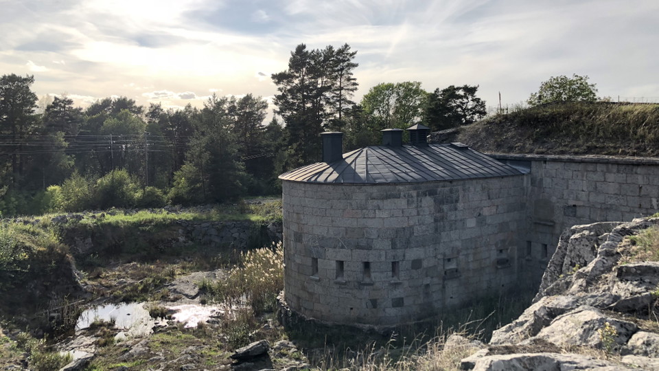 Rindö redutt med vallgrav och stenblock runt omkring.