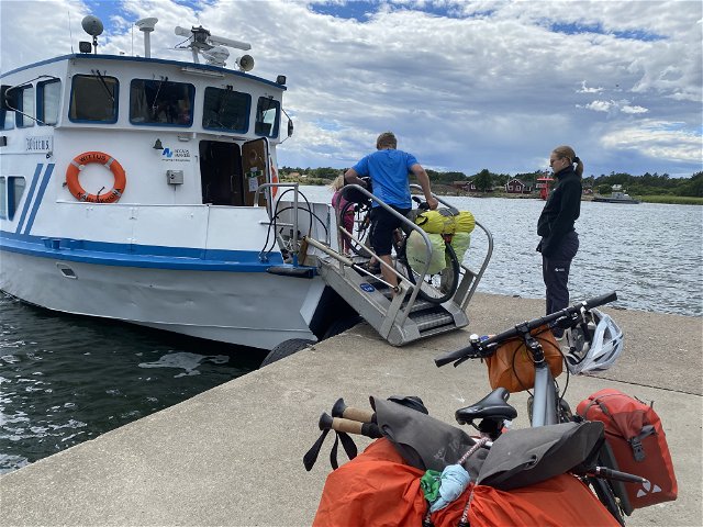 Mit dem Fahrrad aufs Boot in Torhamn - (Yttre Park Brygga)