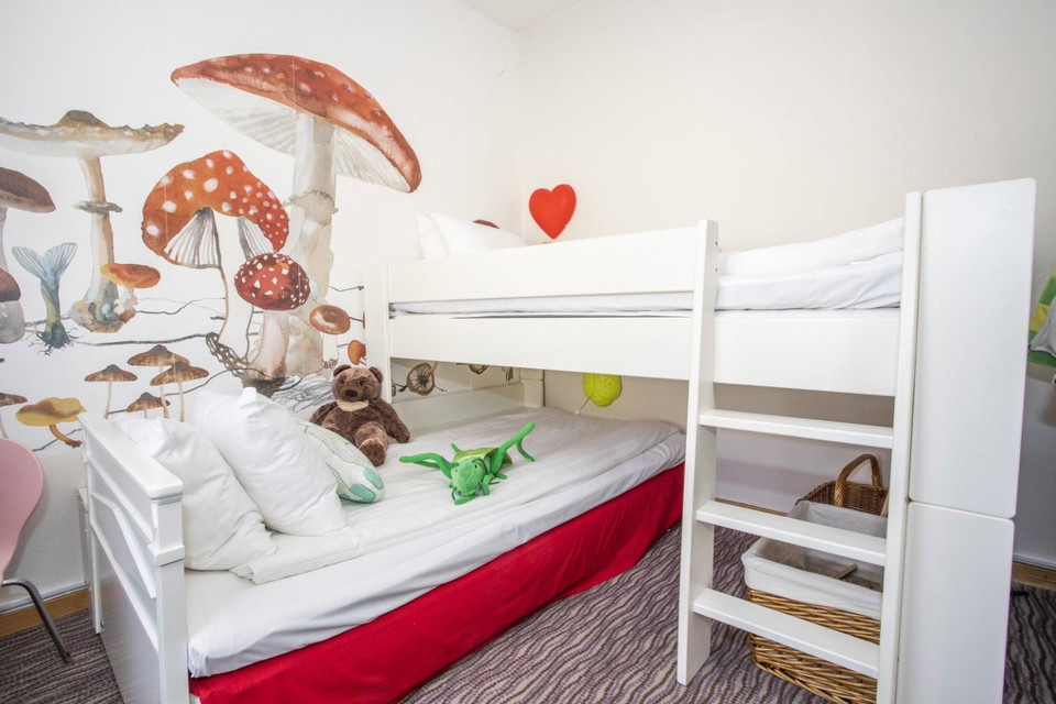 En våningssäng med ett gosedjur på.