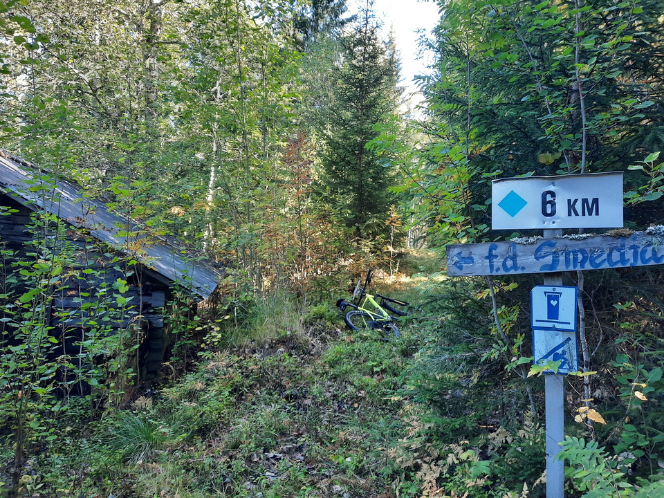 Här finns ett litet vindskydd efter 6 km