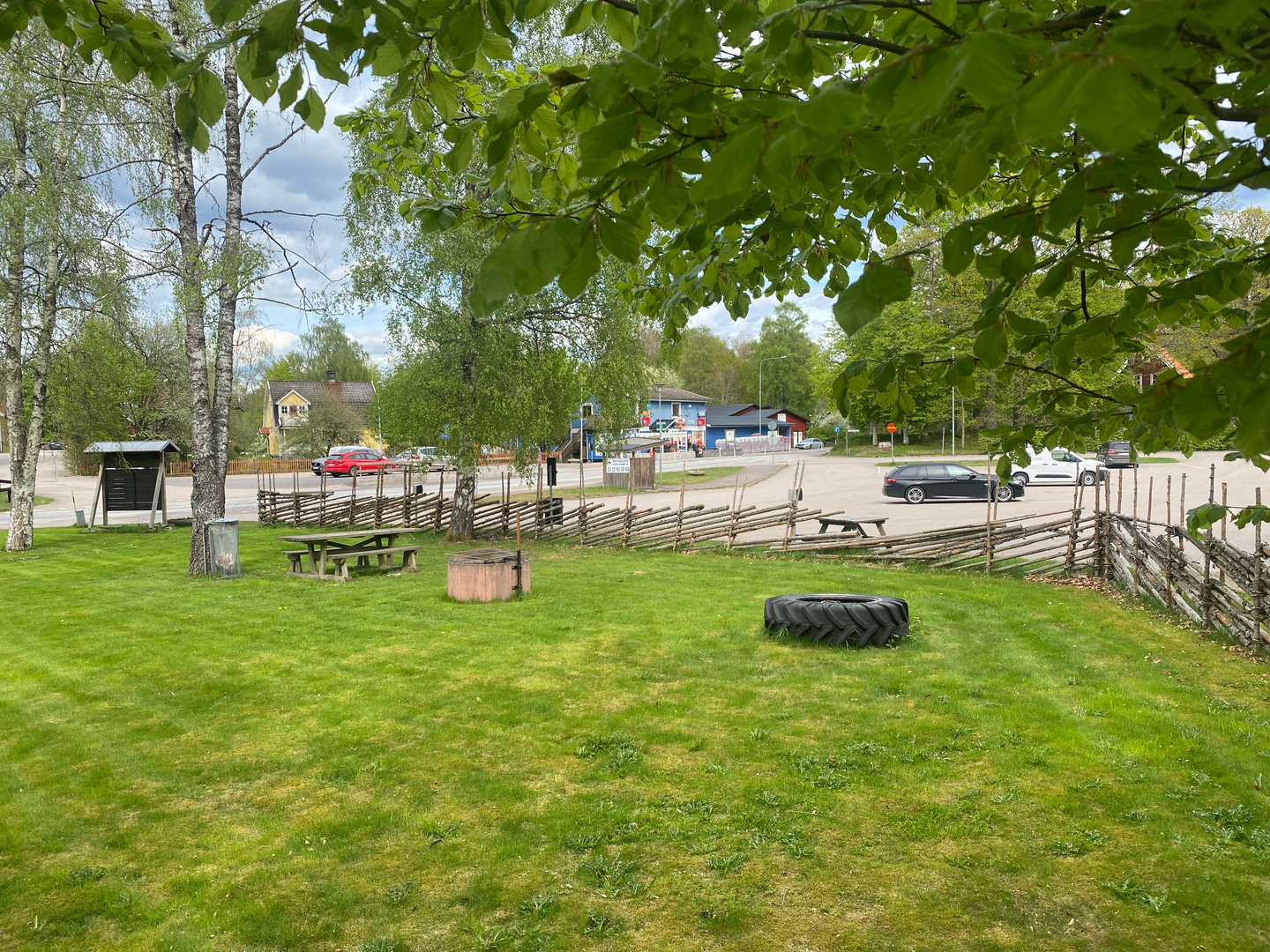 Vu över grönskande park