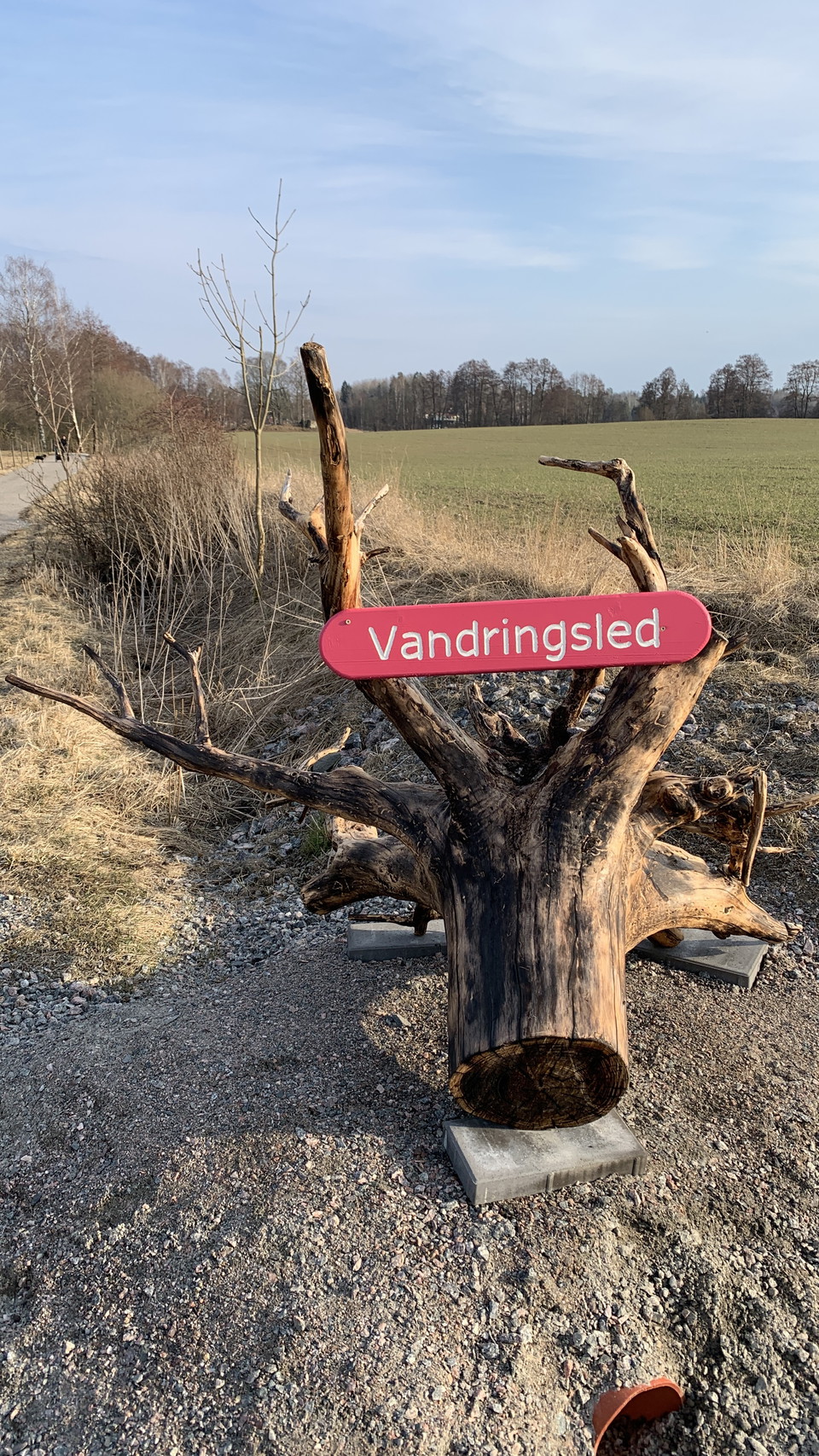 Rotvälta med skylten "vandringsled"