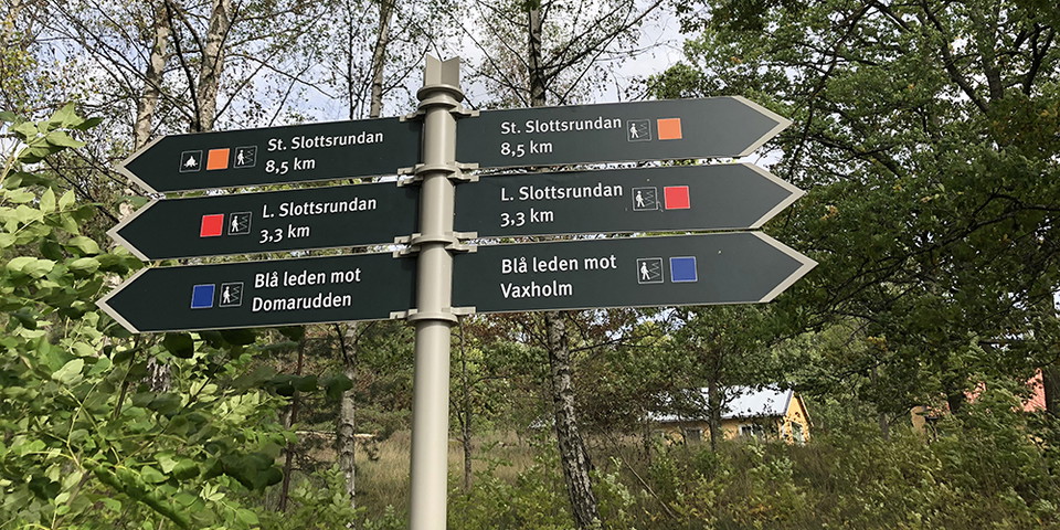 Skyktar som pekar ut vandringsleder i närheten av Bogesunds slott.
