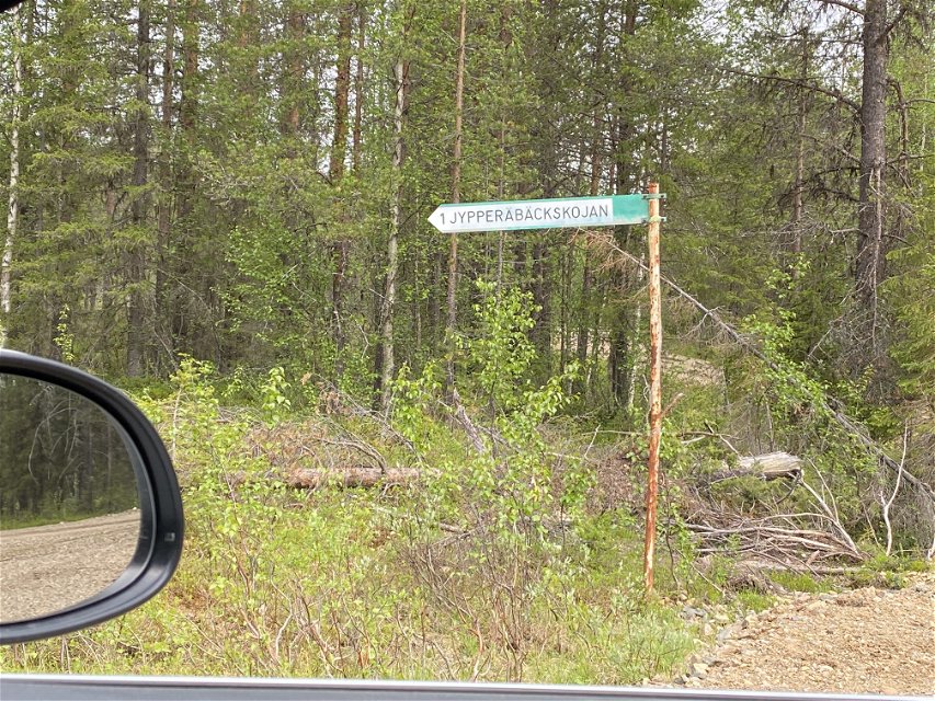 Along the gravel road you'll pass this sign that points towards Juppyräbäckskojan