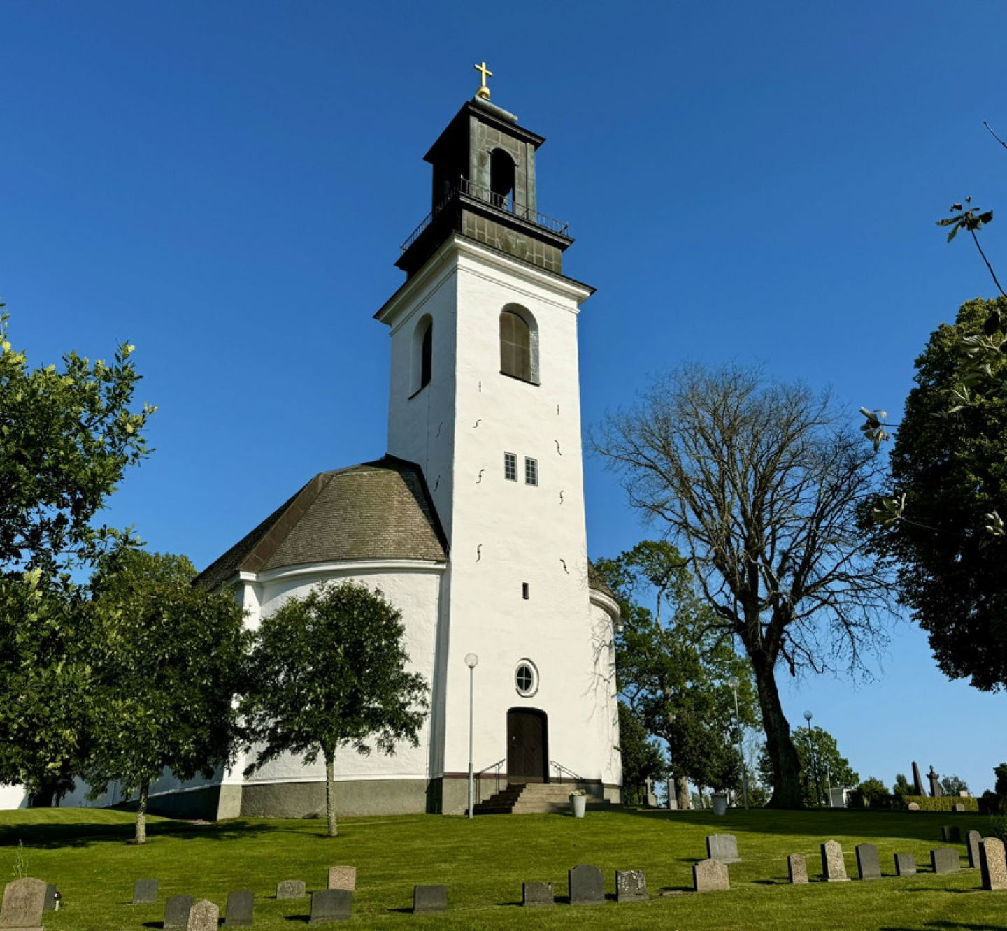 Exteriör på Ölme Kyrka i Kristinehamns kommun