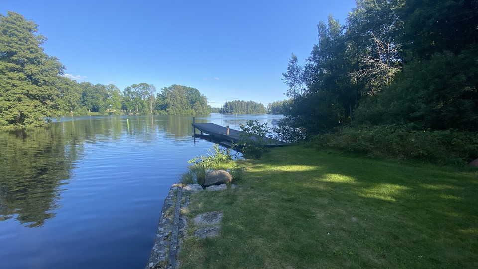 Gräsmatta leder ner till bryggan