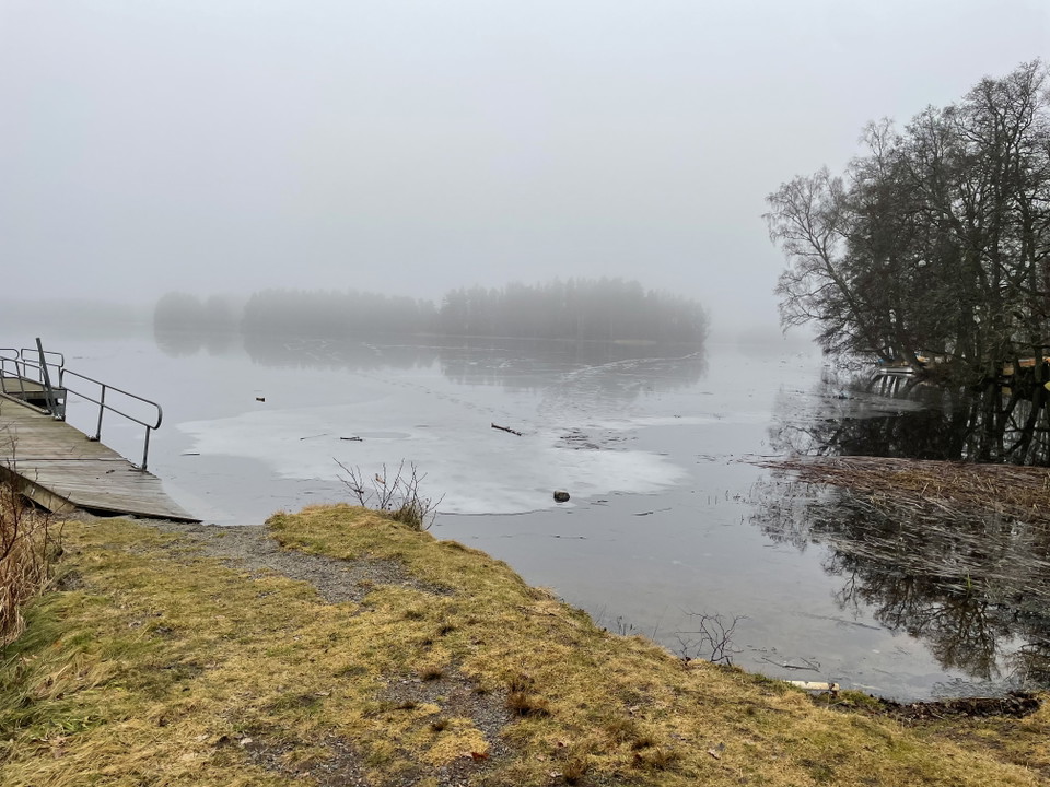 Bild tagen vid båtiläggningsplatsen i den nordöstra delen av sjön