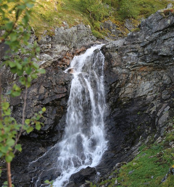 Ett vattenfall genom en stencanyon