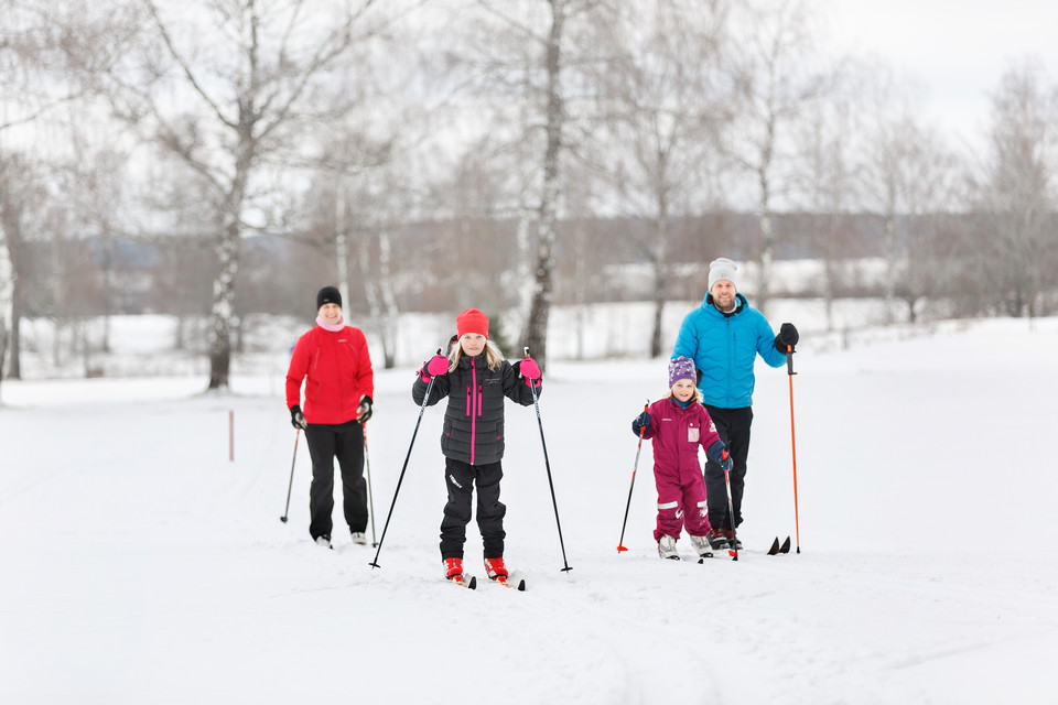Familj på skidtur vid Jättorps golfbana